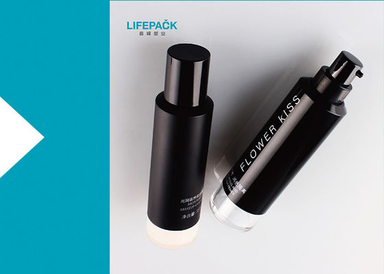 ขวดนมเครื่องสำอางที่มีน้ำหนักเบาพร้อมเครื่องอะคริลิกด้านล่าง